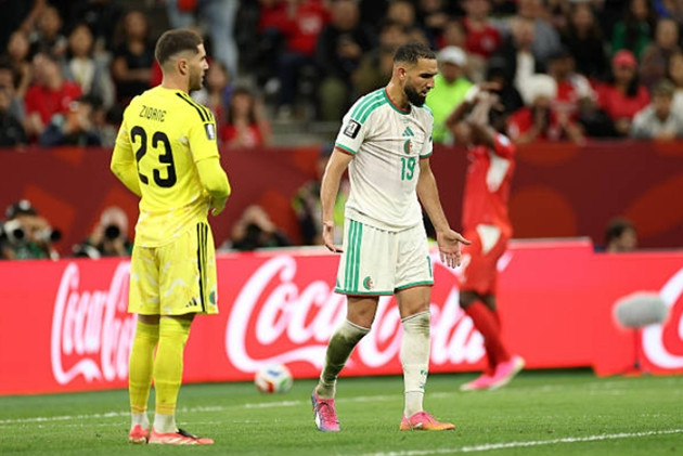 Xhaka cán mốc đáng nhớ, Akanji giữ vững hàng thủ